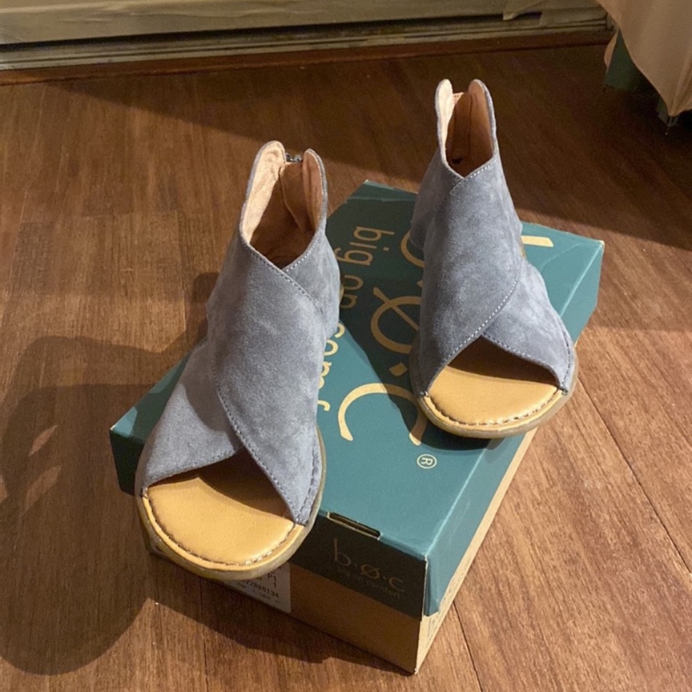 B.O.C. Women's Gray Peep-Toe Sandals